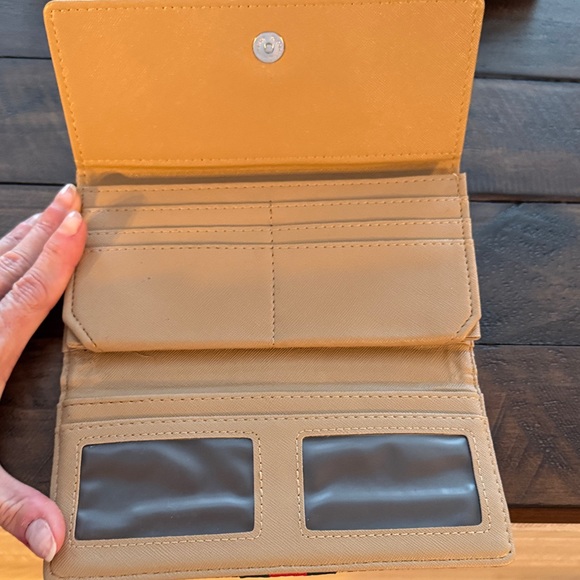 Gucci Beige and Red Patterned Wallet - Picture 4 of 5